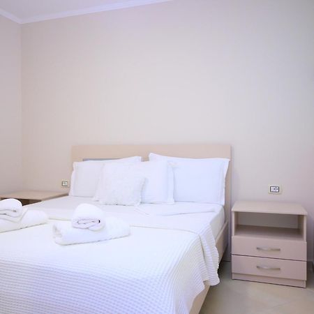 Eleana'S Apartament Sarande Bagian luar foto